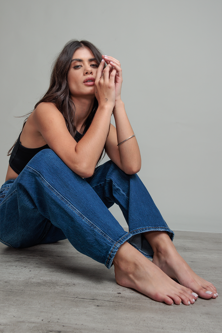 Cómo llevar los Barrel Jeans: 3 looks infalibles para el día, la oficina y la noche