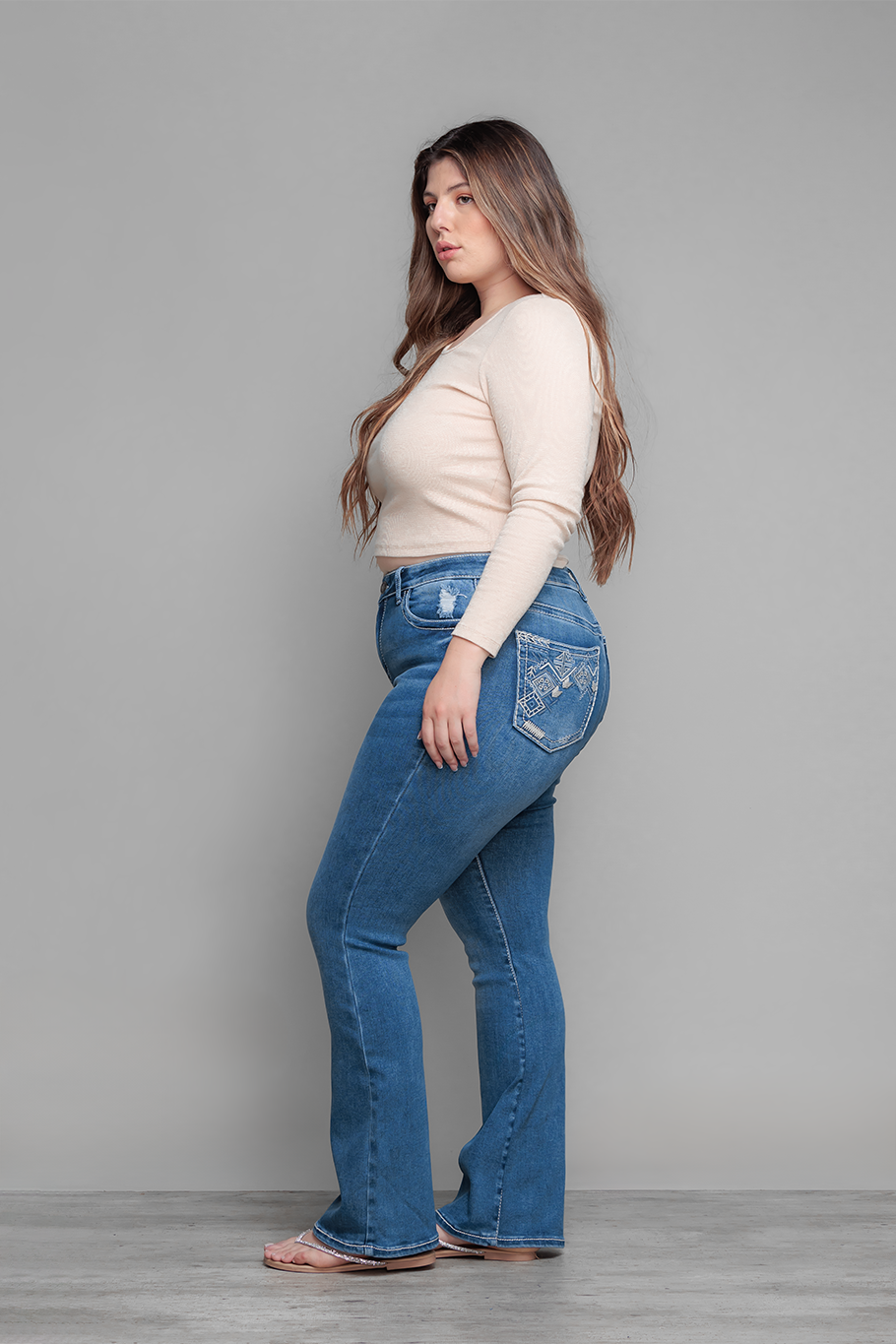 JEANS BOOTCUT BORDADO CURVY - ESSENTIAL