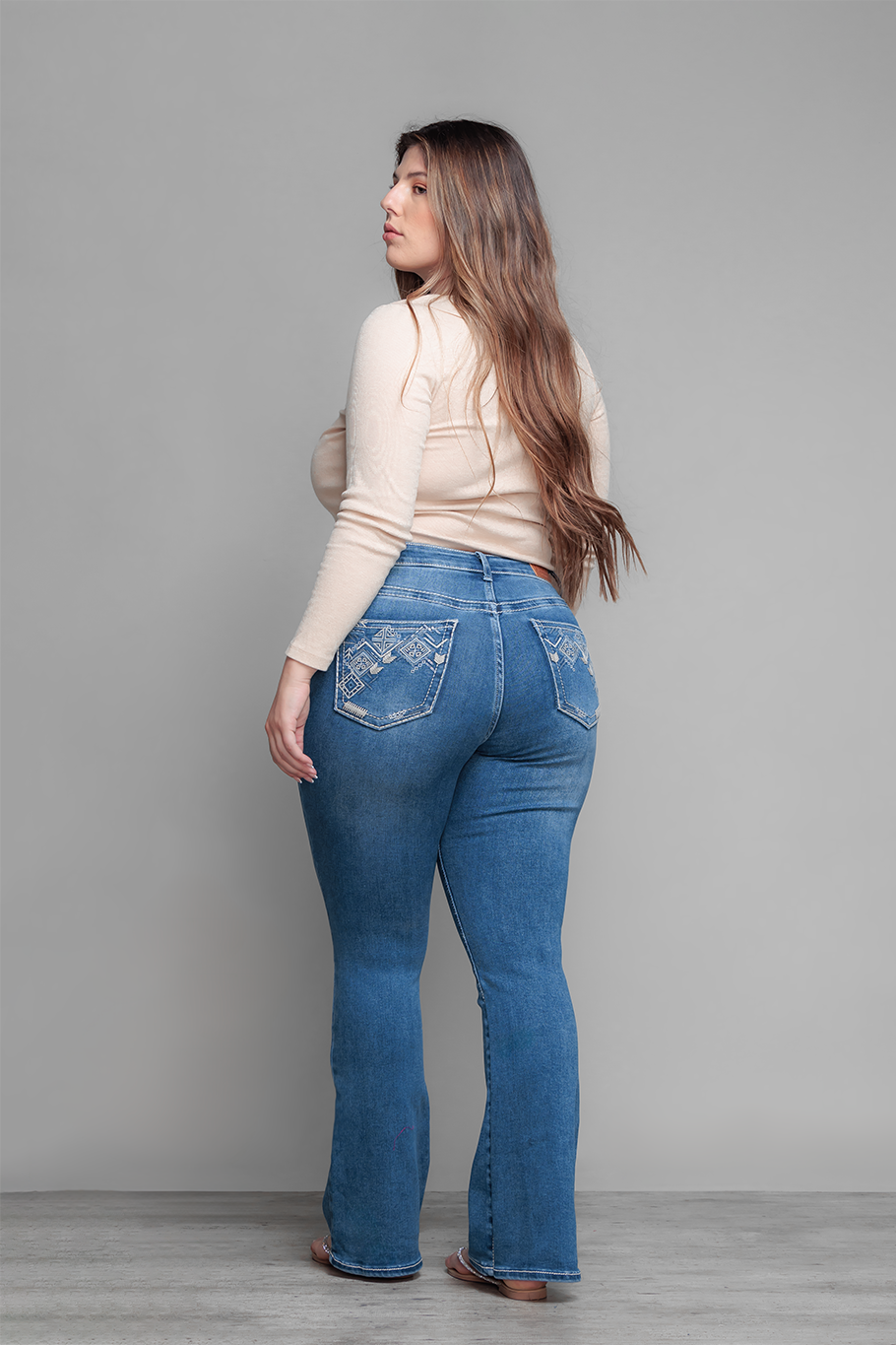 JEANS BOOTCUT BORDADO CURVY - ESSENTIAL