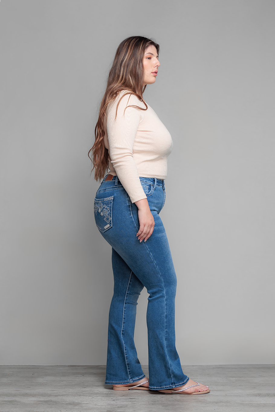 JEANS BOOTCUT BORDADO CURVY - ESSENTIAL