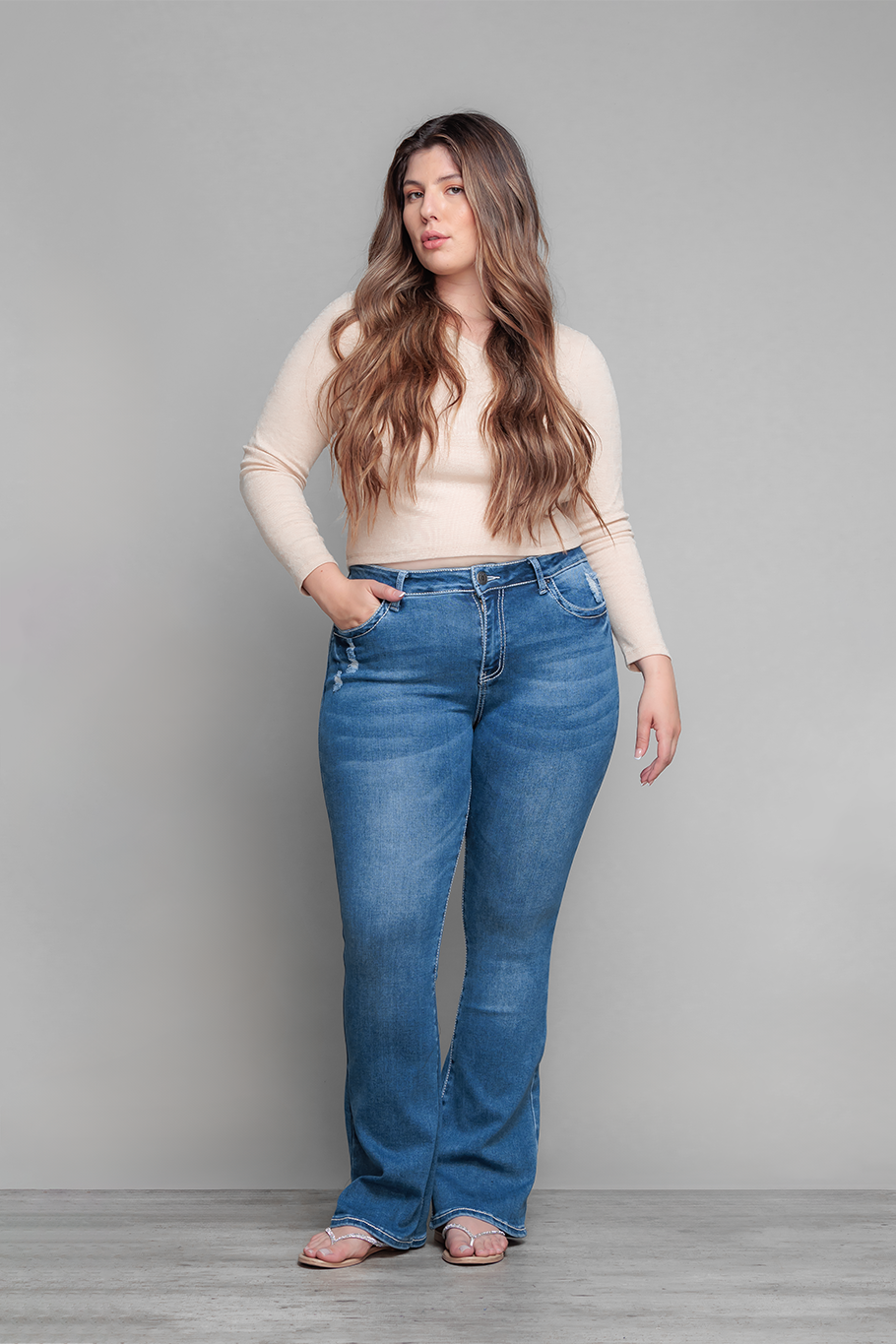 JEANS BOOTCUT BORDADO CURVY - ESSENTIAL