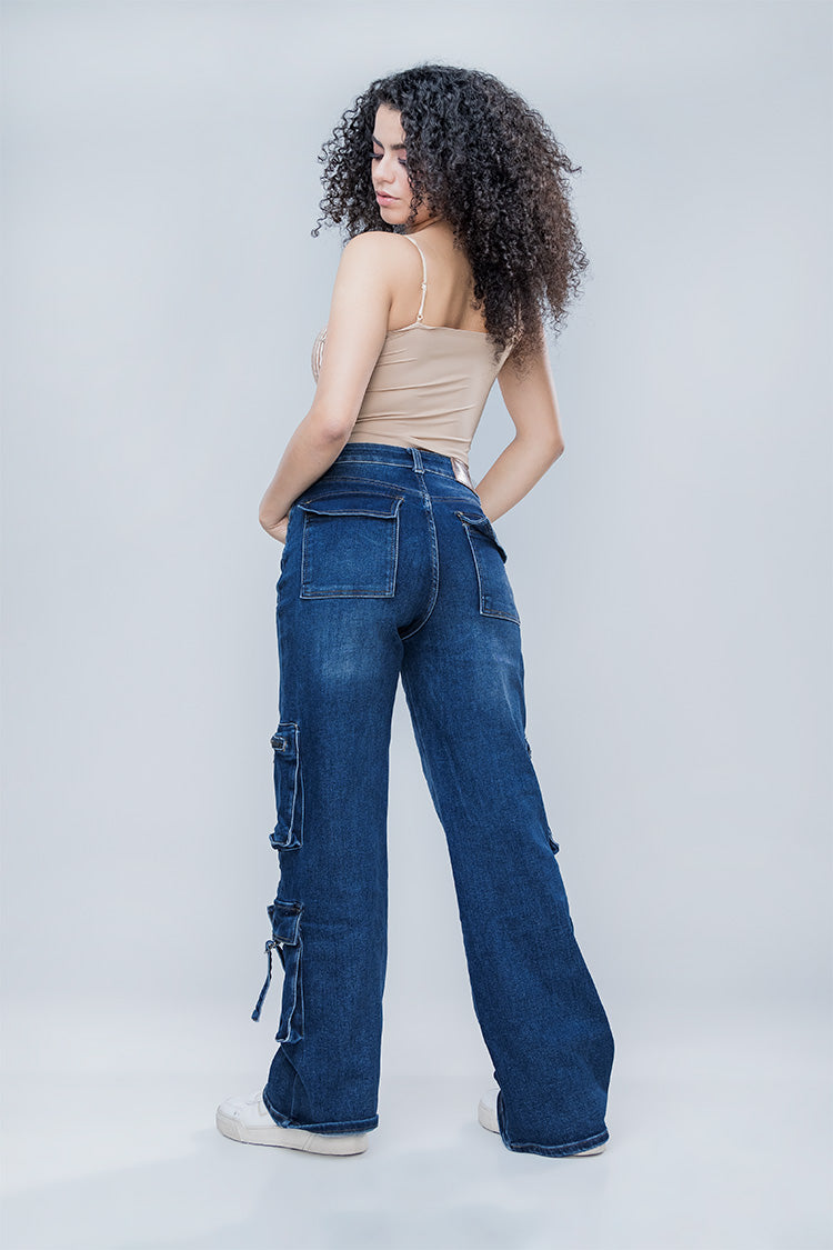 Jeans Cargo Multibolsillo con Deslavado en Mezclilla - Moda y Estilo