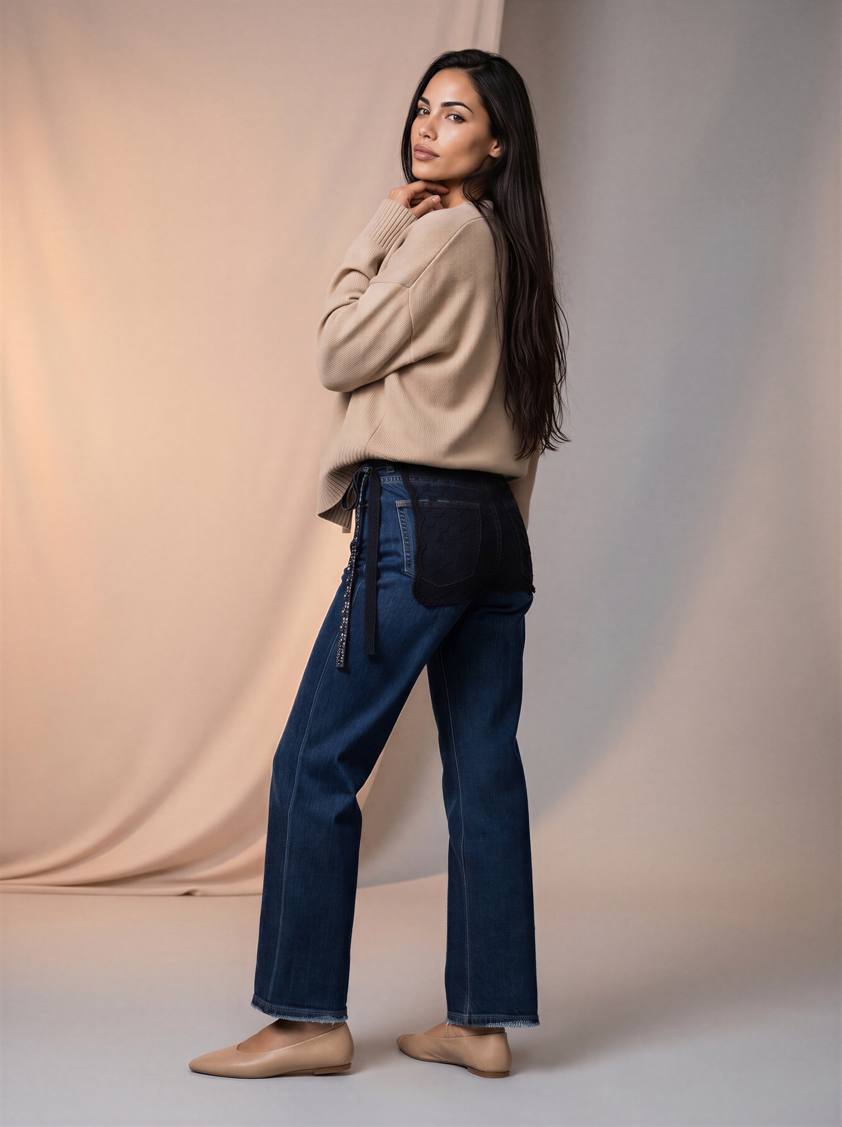 Jean Regular Fit Azul Marino con Rotos y Pañoleta de Encaje Negro