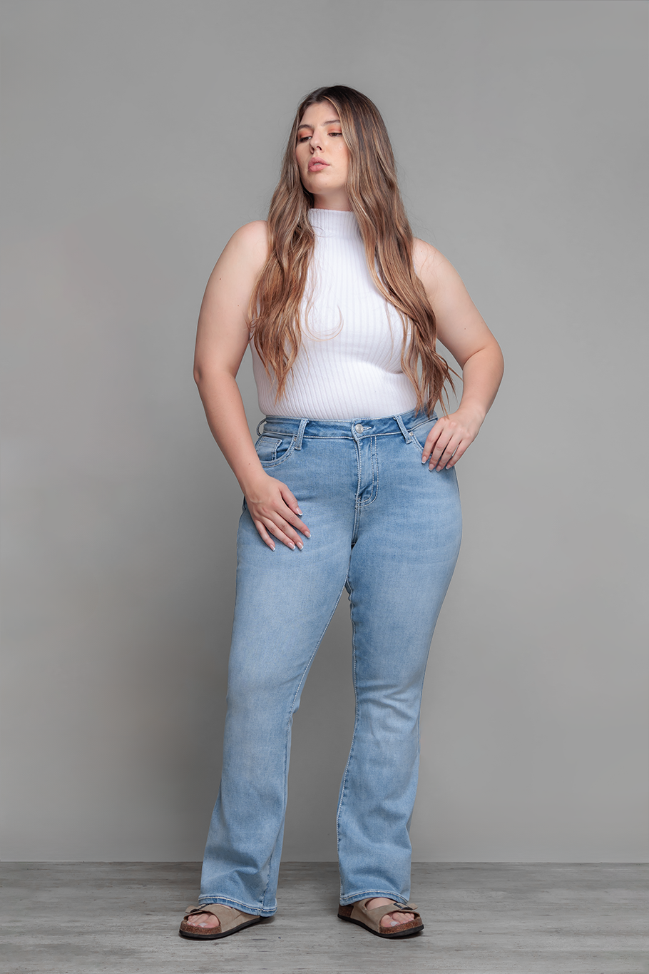 JEANS BOOTCUT CLARO CURVY - ESSENTIAL