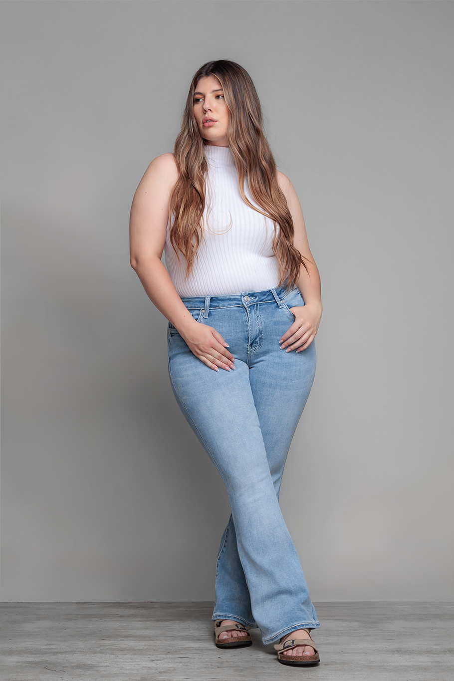 JEANS BOOTCUT CLARO CURVY - ESSENTIAL