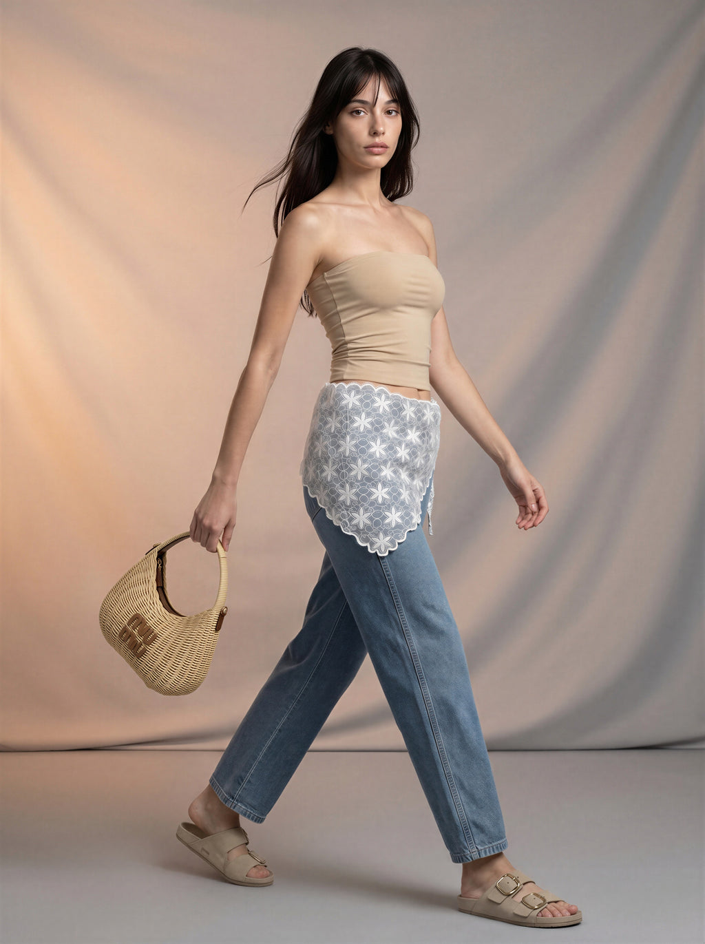 Jean Barrel Azul Claro con Pañoleta Blanca de Encaje