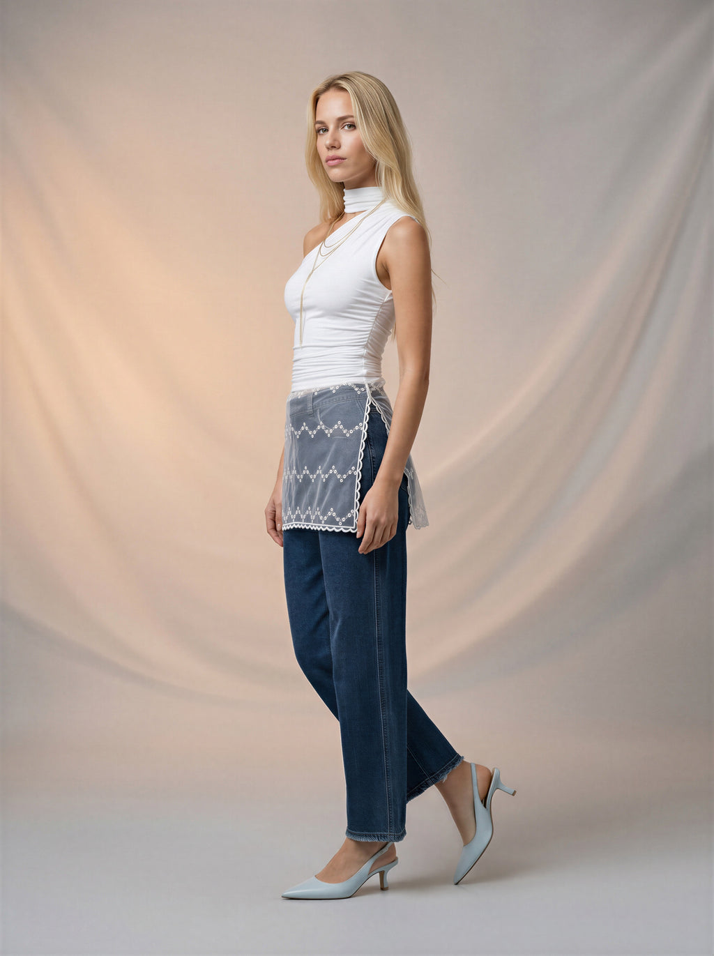 Jean Barrel Azul Medio con Pañoleta Blanca de Encaje