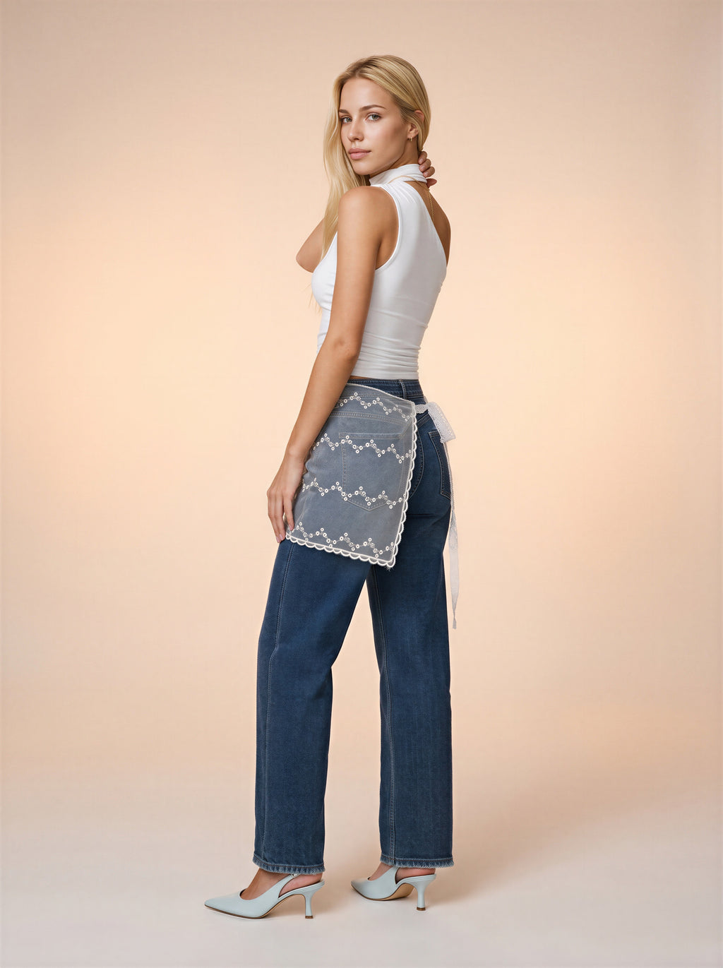 Jean Barrel Azul Medio con Pañoleta Blanca de Encaje