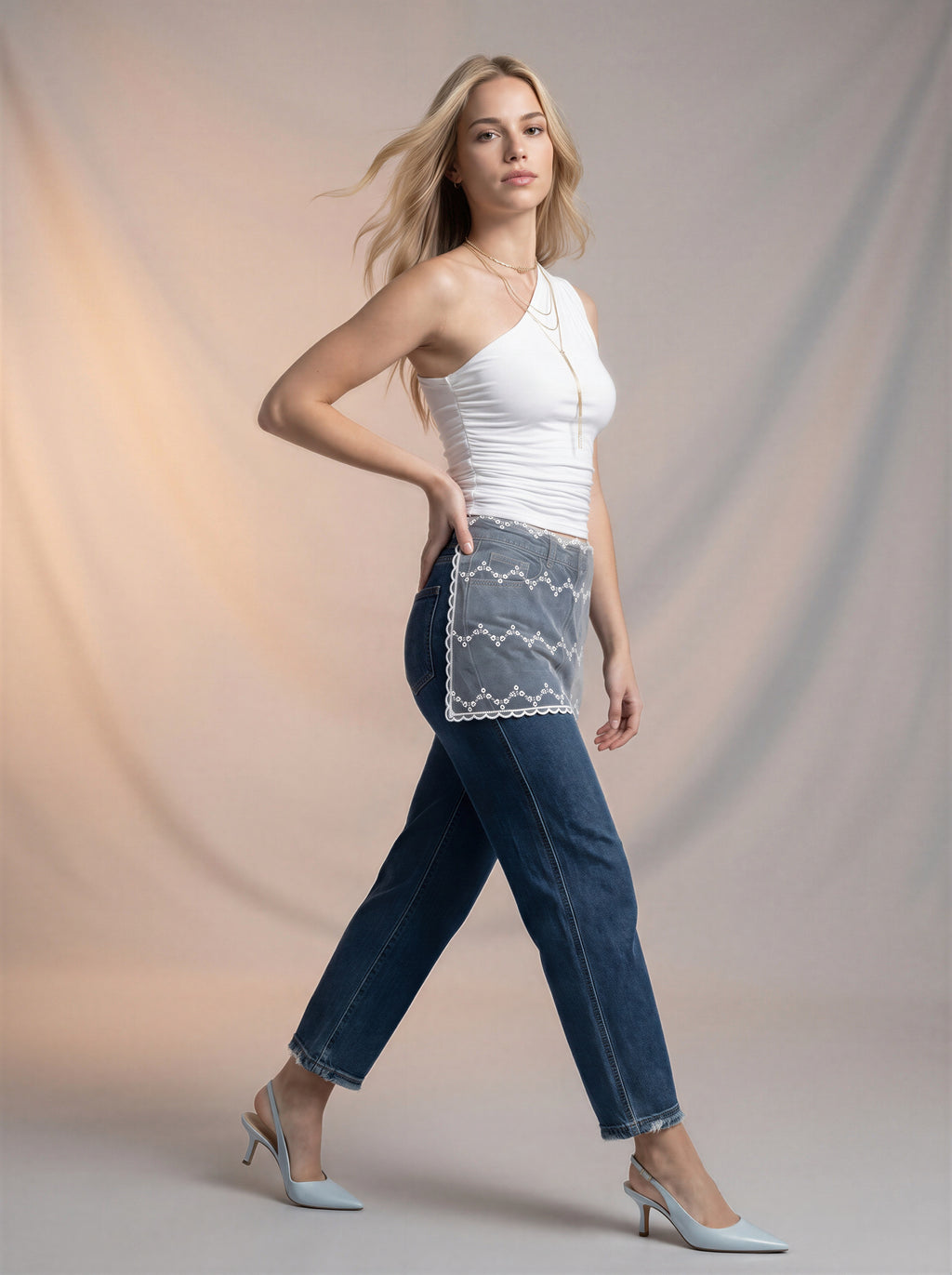 Jean Barrel Azul Medio con Pañoleta Blanca de Encaje