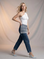 Jean Barrel Azul Medio con Pañoleta Blanca de Encaje