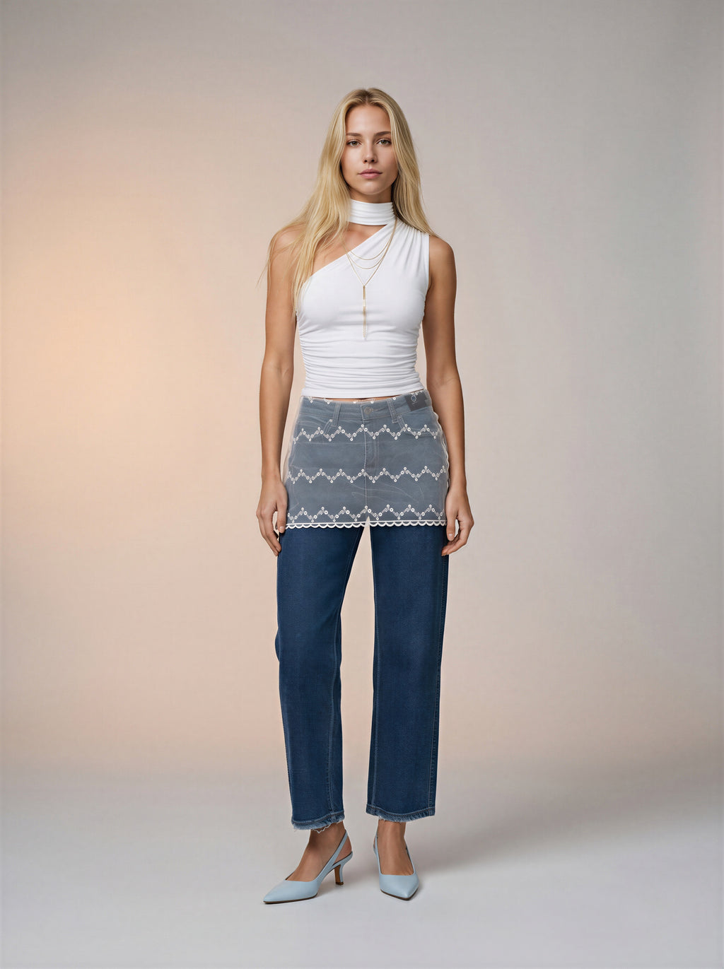 Jean Barrel Azul Medio con Pañoleta Blanca de Encaje