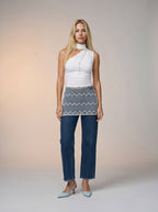 Jean Barrel Azul Medio con Pañoleta Blanca de Encaje