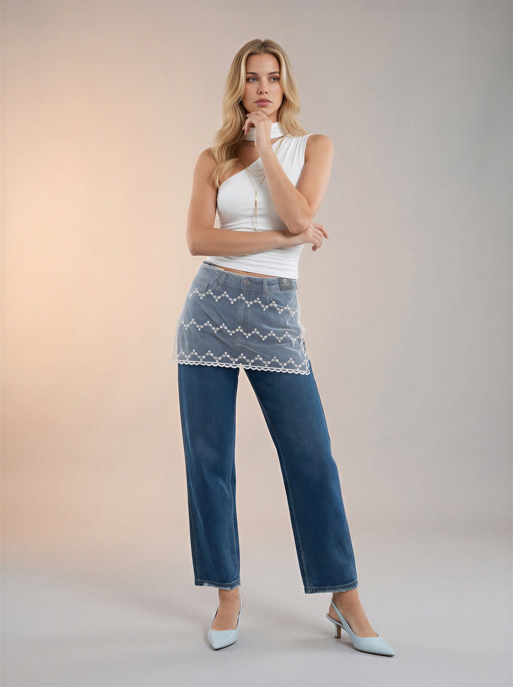 Jean Barrel Azul Medio con Pañoleta Blanca de Encaje