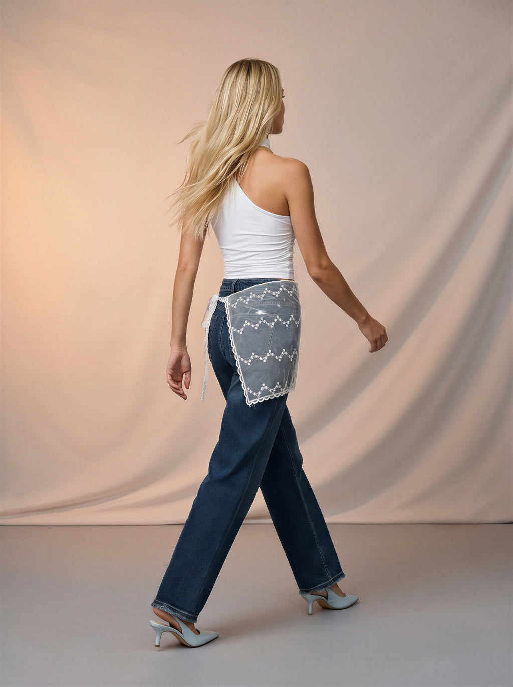 Jean Barrel Azul Medio con Pañoleta Blanca de Encaje