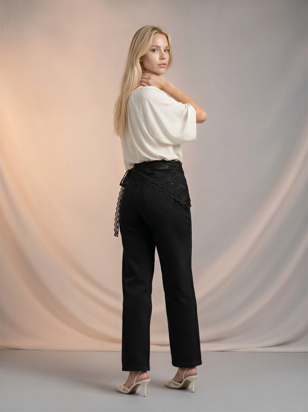 Jean Barrel Negro con Pañoleta Negra de Encaje