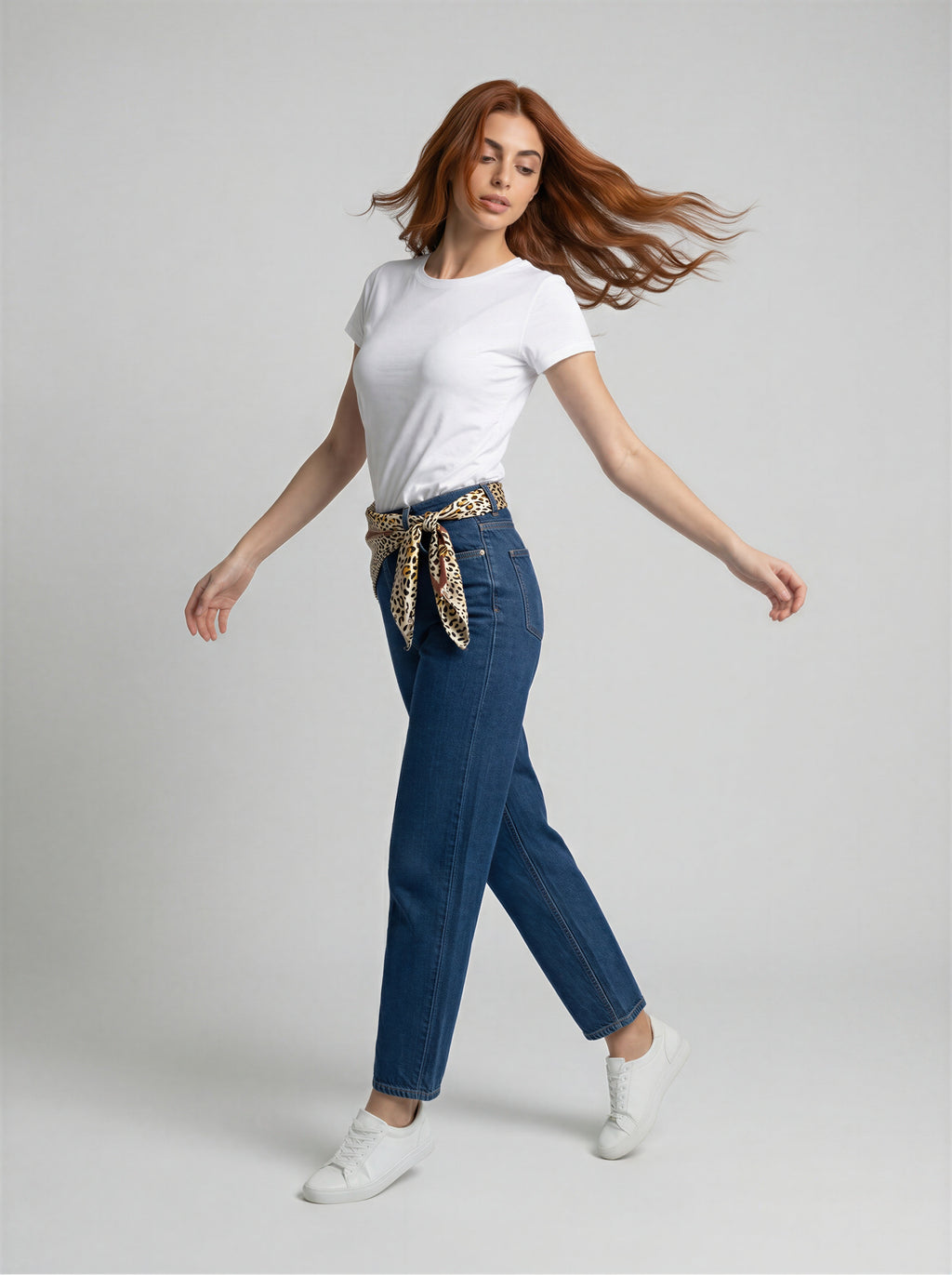 Jean Curved Strass – Azul Clásico con Mascada Animal Print
