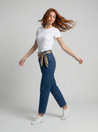Jean Curved Strass – Azul Clásico con Mascada Animal Print