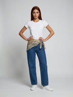 Jean Curved Strass – Azul Clásico con Mascada Animal Print