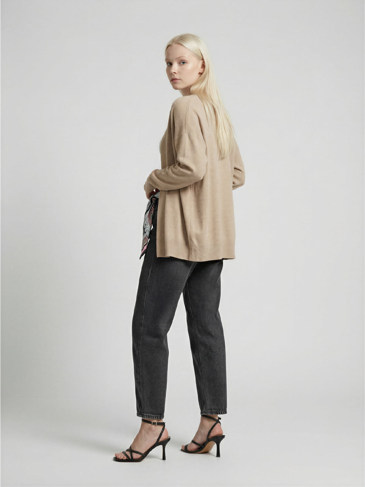 Jean Curved Strass – Gris Oscuro con Mascada