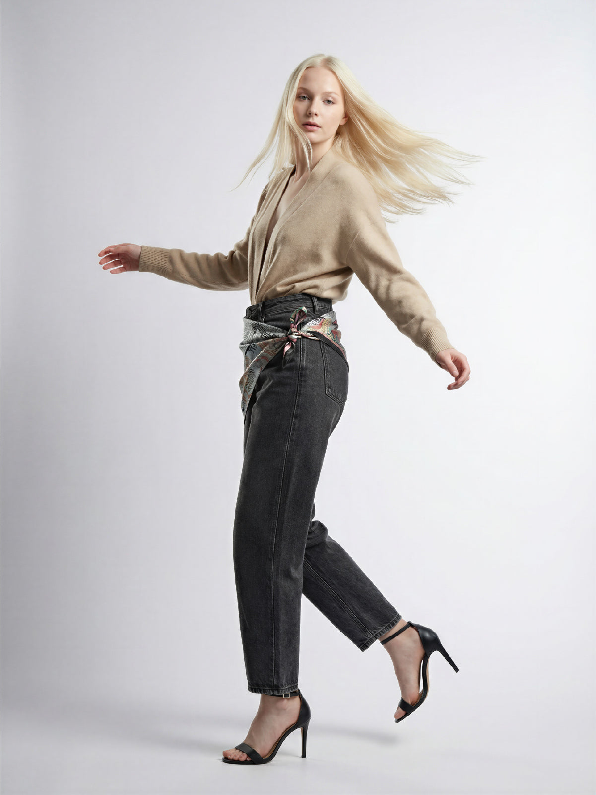 Jean Curved Strass – Gris Oscuro con Mascada