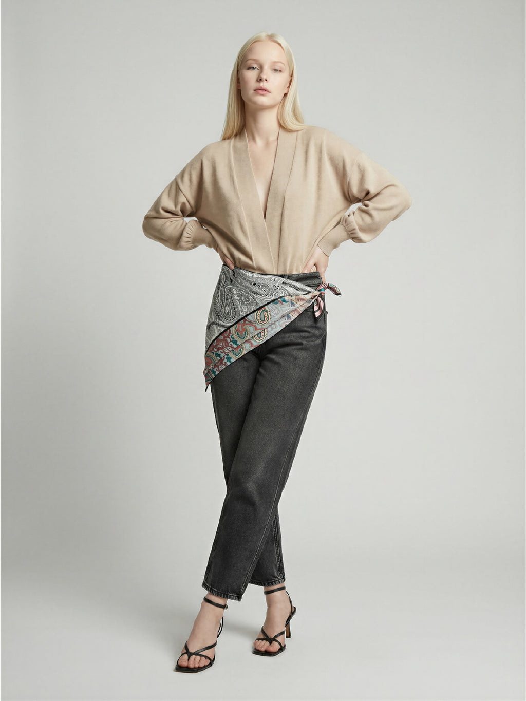 Jean Curved Strass – Gris Oscuro con Mascada