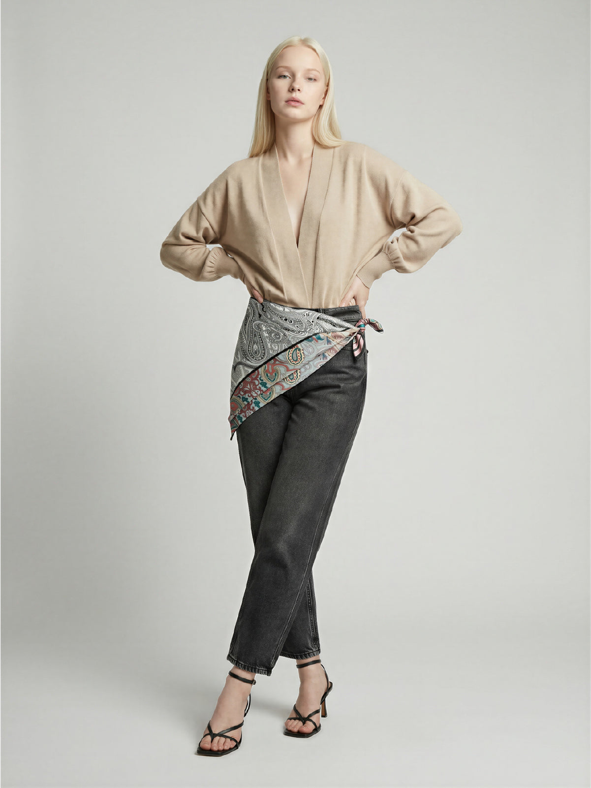 Jean Curved Strass – Gris Oscuro con Mascada