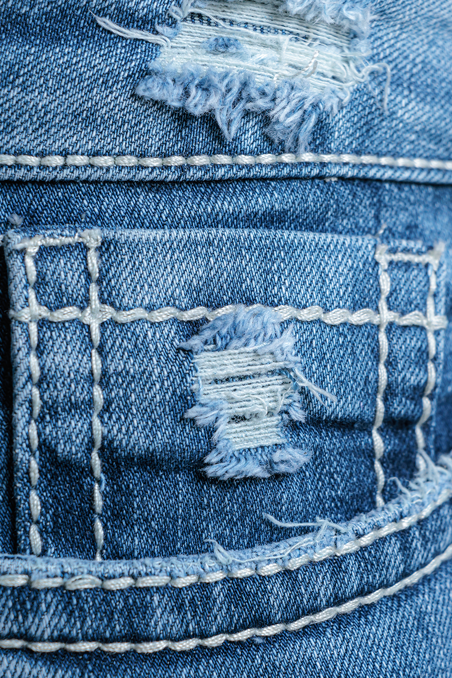 JEANS BOOTCUT DETALLE BORDADO - ESSENTIAL