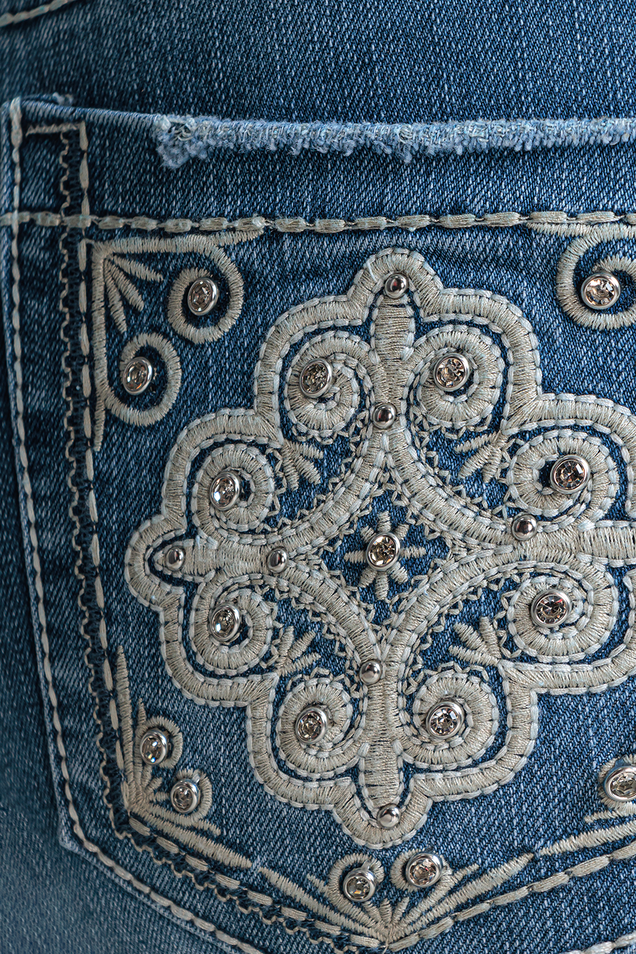 JEANS BOOTCUT DETALLE BORDADO - ESSENTIAL