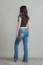 JEANS BOOTCUT DETALLE BORDADO - ESSENTIAL
