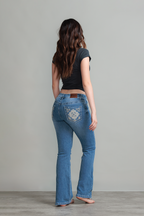 JEANS BOOTCUT DETALLE BORDADO - ESSENTIAL