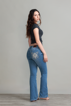 JEANS BOOTCUT DETALLE BORDADO - ESSENTIAL