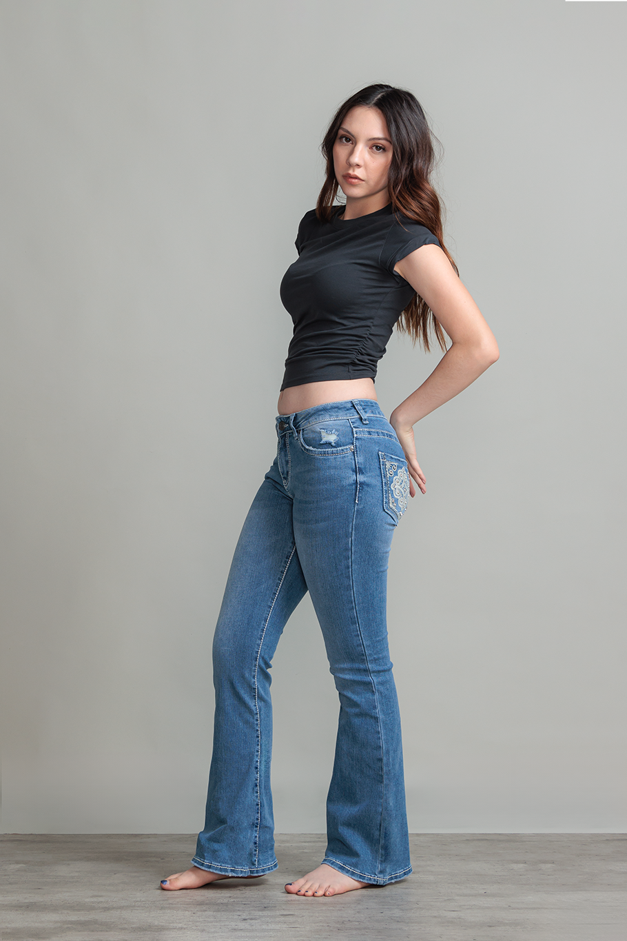 JEANS BOOTCUT DETALLE BORDADO - ESSENTIAL