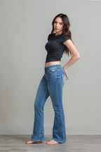 JEANS BOOTCUT DETALLE BORDADO - ESSENTIAL