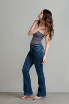 JEANS BOOTCUT BORDADO - ESSENTIAL