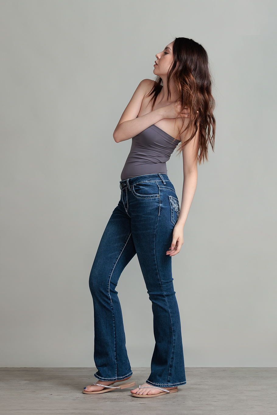 JEANS BOOTCUT BORDADO - ESSENTIAL