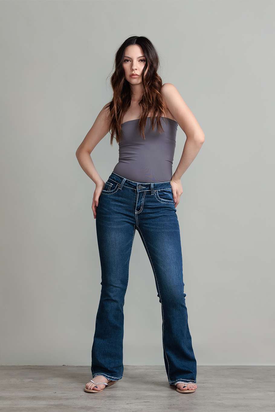 JEANS BOOTCUT BORDADO - ESSENTIAL