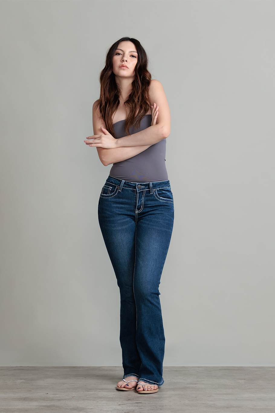 JEANS BOOTCUT BORDADO - ESSENTIAL