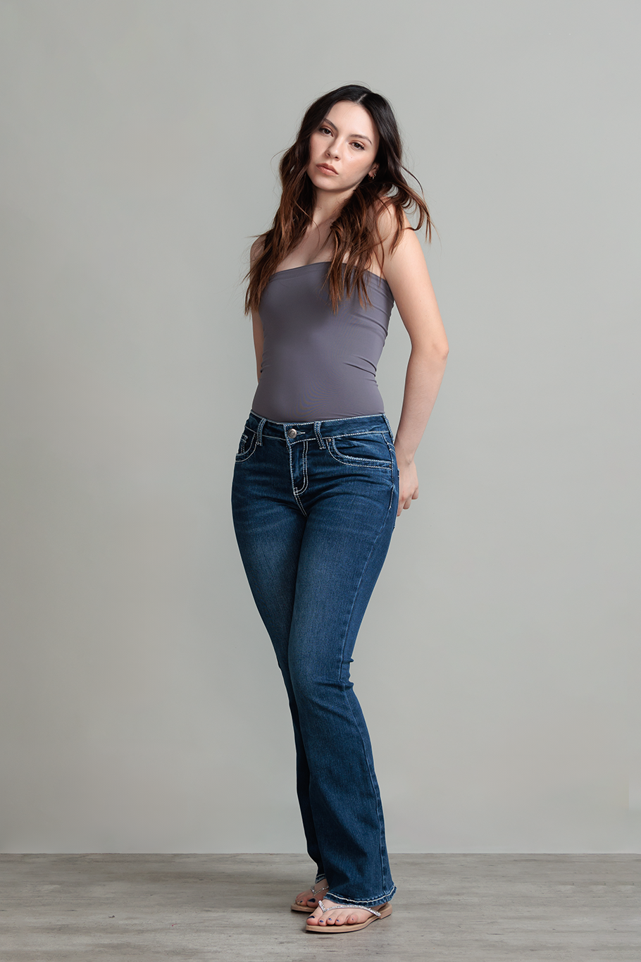 JEANS BOOTCUT BORDADO - ESSENTIAL