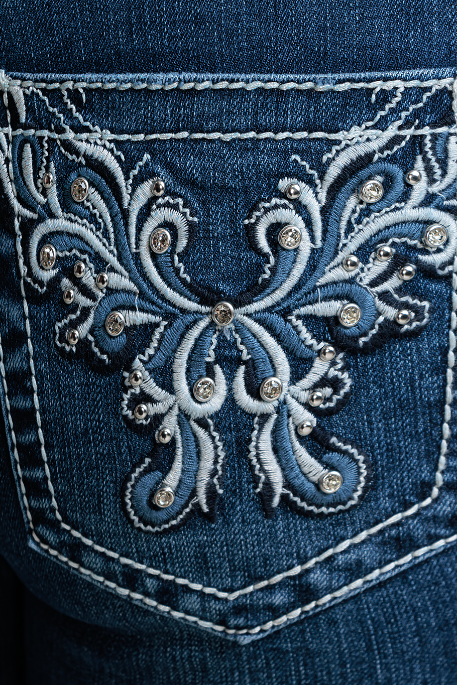 JEANS BOOTCUT BORDADO - ESSENTIAL