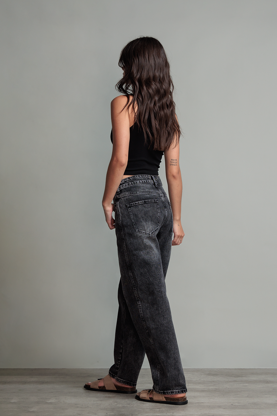 JEANS BARREL LAVADO GRIS - BASICS